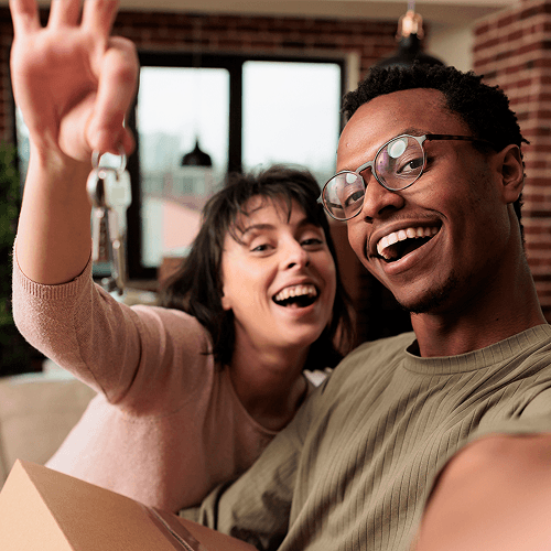 Pessoas felizes com as chaves do novo imóvel